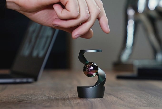 Luna Kinetic Desk Orb – Hypnotic Stress Relief Toy for Focus, Relaxation & Decor