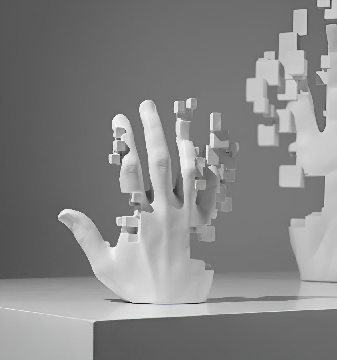 Mosaic Hand Statue – Abstract Resin Glitch Palm Figurine Ornament