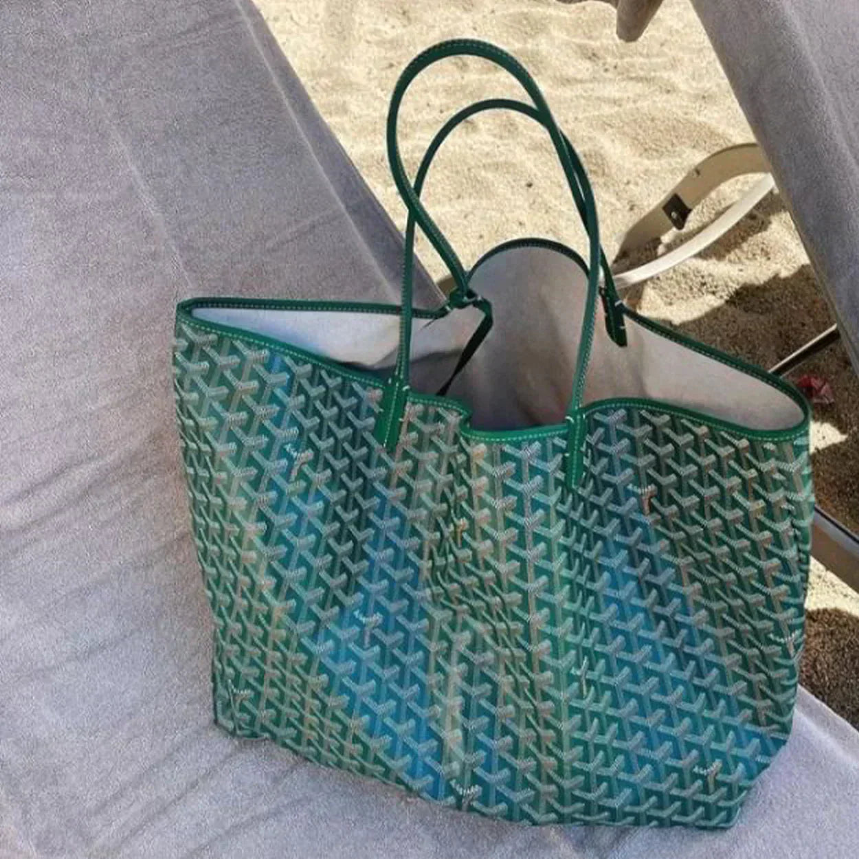 Elegant Handbag – Stylish Companion for Every Occasion
