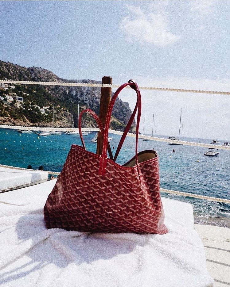 Elegant Handbag – Stylish Companion for Every Occasion